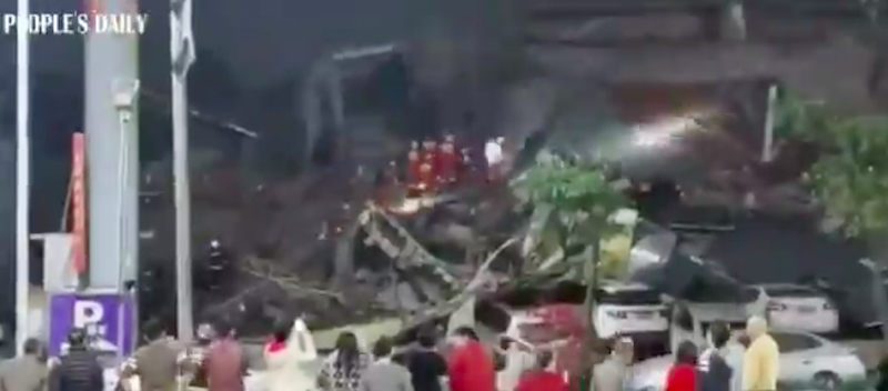 Immagine tratta da un video trasmesso dalla televisione cinese che mostra l'hotel crollato