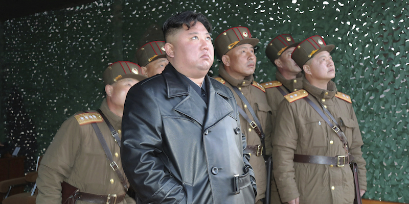Il leader nordcoreano Kim Jong-un assiste a un’esercitazione militare in una zona non resa nota dall’agenzia di stampa nordcoreana KCNA, che ha diffuso la foto. La foto è stata scattata il 21 marzo. 
(Korean Central News Agency/Korea News Service via AP)