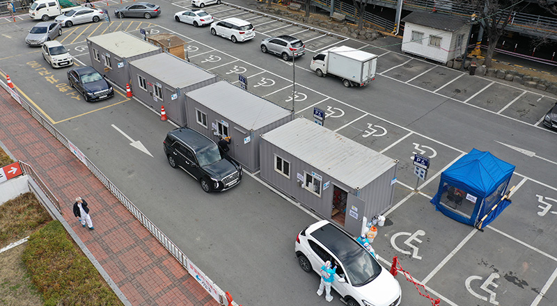 Un'area per eseguire i test sul coronavirus, rimanendo in auto, allestita a Taeug, Corea del Sud (Kim Hyun-tai/Yonhap via AP)