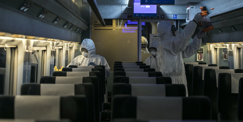 Operatori sanitari disinfettano la carrozza di un treno a Seul, in Corea del Sud (Woohae Cho/Getty Images)