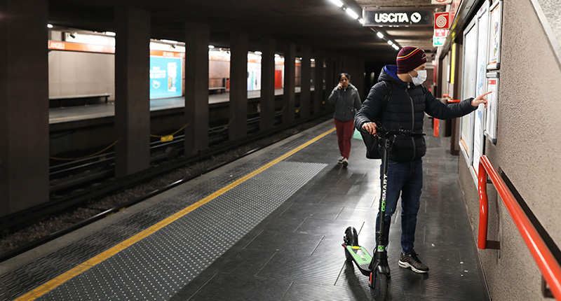 Una stazione della metropolitana di Milano (Marco Di Lauro/Getty Images)