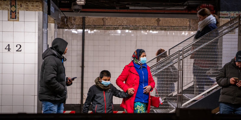 Alcune persone nella metropolitana di New York (David Dee Delgado/Getty Images)