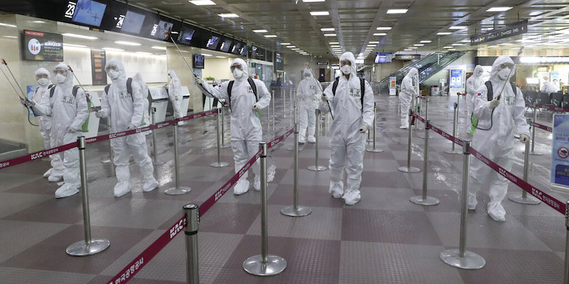 Soldati sudcoreani disinfettano un'area dell'aeroporto internazionale di Daegu, il 6 marzo 2020 (La Presse/Kim Joo-sung/Yonhap via AP)