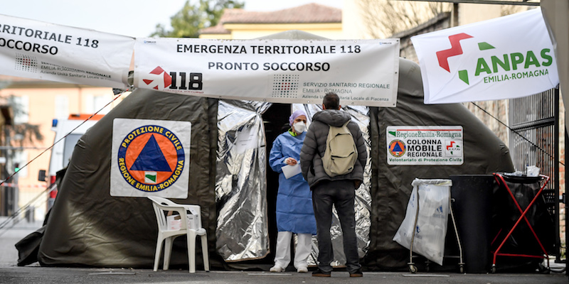 Una tenda davanti al Pronto Soccorso dell'ospedale di Piacenza, il 27 febbraio 2020 (Claudio Furlan - LaPresse)