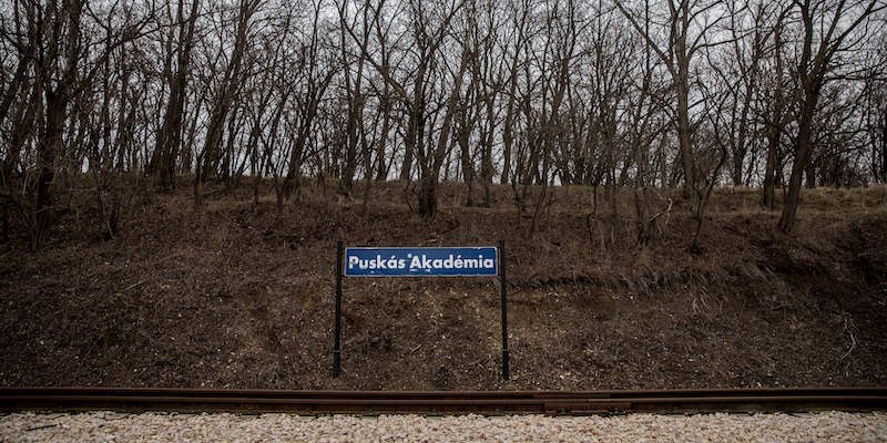 La fermata "Puskas Akademia" a Felcsut, in Ungheria, dove ha sede la squadra di calcio dedicata al campione ungherese Ferenc Puskás (Chris McGrath/Getty Images)