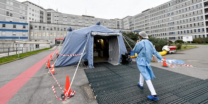 Tenda per triage allestita all'ospedale di Cremona, il 29 febbraio 2020 (Claudio Furlan - LaPresse) 