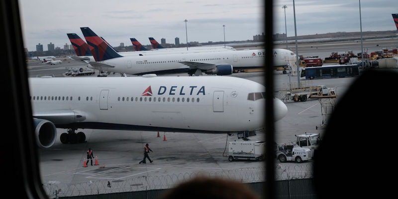 Un aereo di Delta all'aeroporto internazionale di Neew York JFK (Spencer Platt/Getty Images)