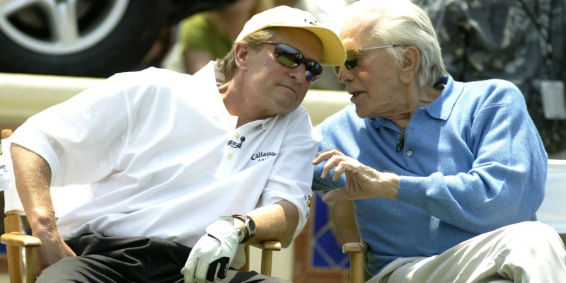 Michael e Kirk Douglas nel 2002 (Scott Halleran/Getty Images)