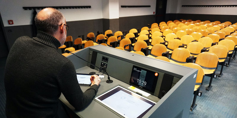 Una lezione a distanza tenuta dal professor Luca De Gioia dell'Università di Milano-Bicocca (Università Bicocca)