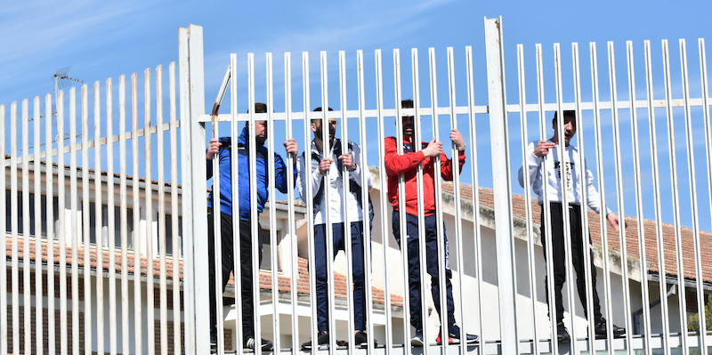 Un momento delle proteste nel carcere di Foggia (ANSA/Franco Cautillo)