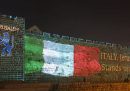 Le mura della città vecchia di Gerusalemme, illuminate con la bandiera italiana