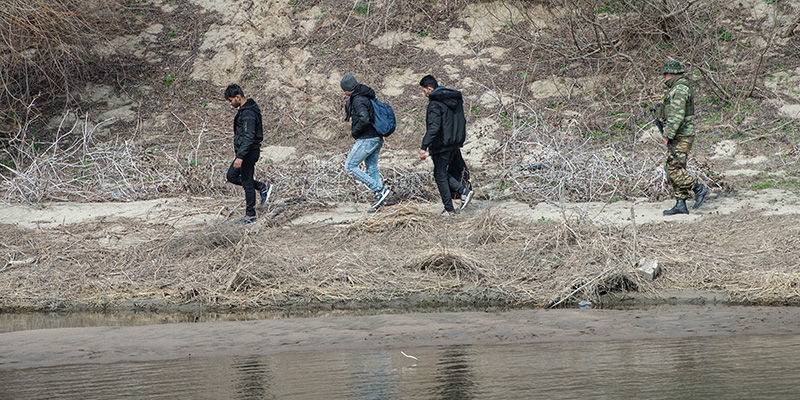 Migranti lungo il fiume Evros, 4 marzo 2020 (Burak Kara/Getty Images)