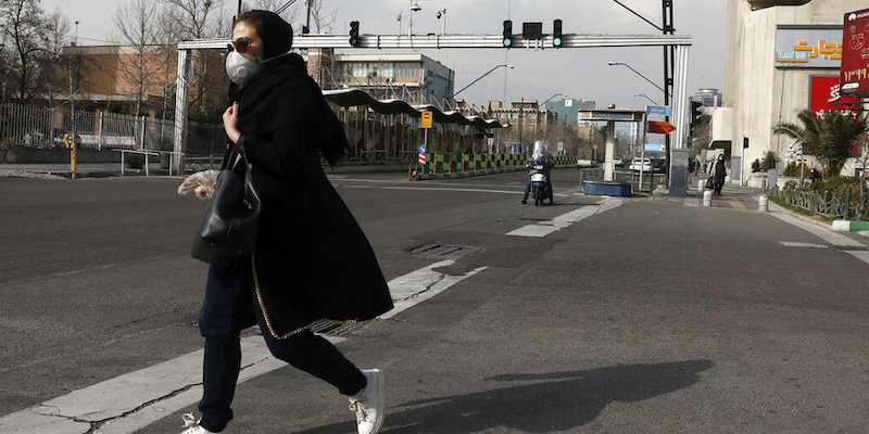 Una donna per strada a Teheran, in Iran, il 1 marzo 2020 (La Presse/AP Photo/Vahid Salemi)