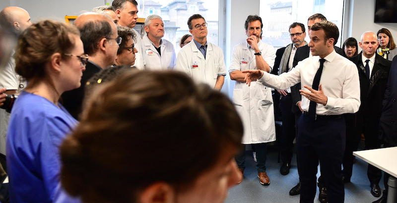 Il presidente francese Emmanuel Macron incontra il personale medico dell'ospedale Salpetriere a Parigi, 27 febbraio 2020 (EPA/MARTIN BUREAU / POOL)