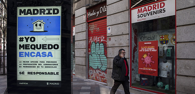 Un avviso chiede di rimanere in casa in Calle Arenal a Madrid (Pablo Blazquez Dominguez/Getty Images)