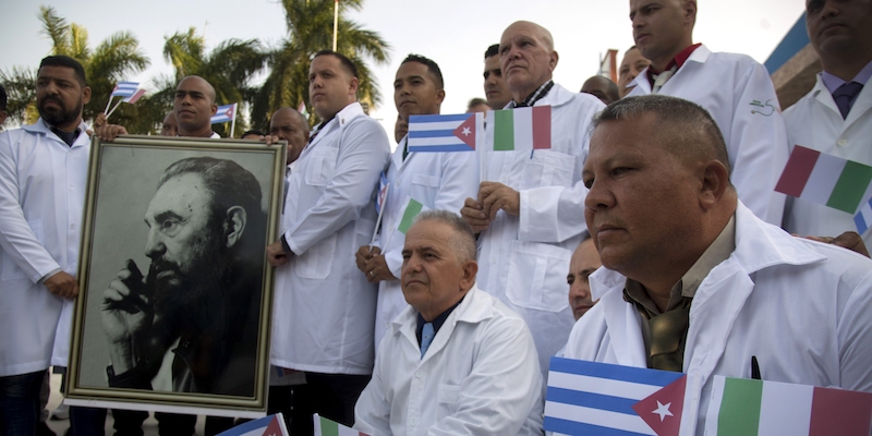 Parte del personale sanitario cubano diretto in Lombardia per aiutare con l'assistenza ai malati di COVID-19, all'Avana, il 21 marzo 2020 (La Presse/AP Photo/Ismael Francisco)