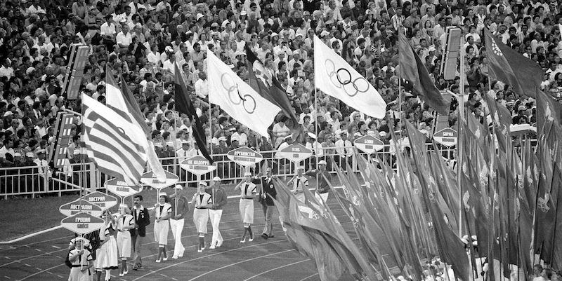 La cerimonia di chiusura delle Olimpiadi di Mosca del 1980, con alcuni atleti che sfilano sotto la bandiera olimpica: 15 nazioni decisero di non boicottare i giochi come fecero gli Stati Uniti e altri 64 paesi, ma non parteciparono sotto la propria bandiera nazionale (AP Photo)