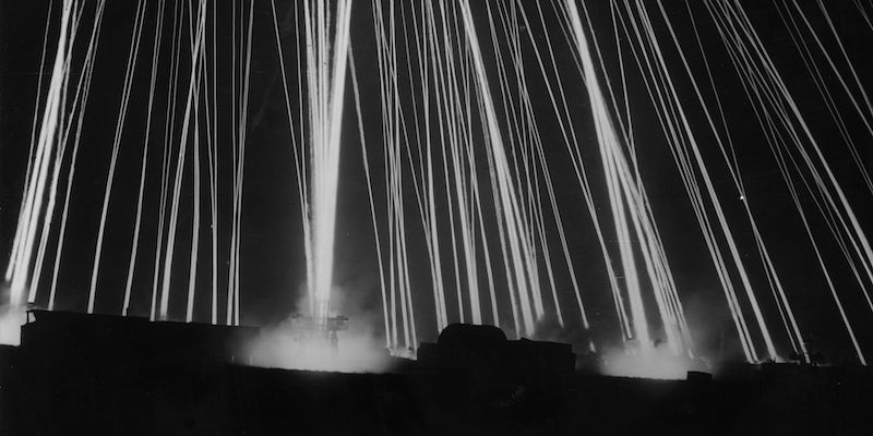Fari illuminano il cielo di Londra per individuare bombardieri tedeschi nel 1944 (Keystone/Getty Images)