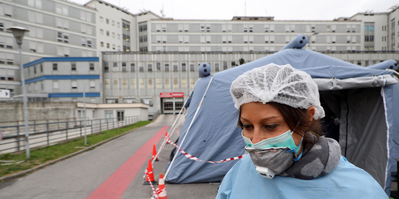 Un'operatrice sanitaria all'esterno della tenda allestita nel piazzale dell'ospedale di Cremona per l'emergenza coronavirus - Cremona 29 Febbraio 2020 (ANSA / MATTEO BAZZI)