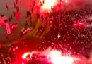Il video dei tifosi del PSG radunati fuori dallo stadio durante una partita a porte chiuse