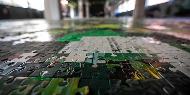 Un puzzle di 160mila pezzi fatto con le copertine di cinquemila libri – in gran parte verdi – dall'artista Andre Mastrovito, a Milano, l'8 marzo 2019 (Claudio Furlan /Lapresse)