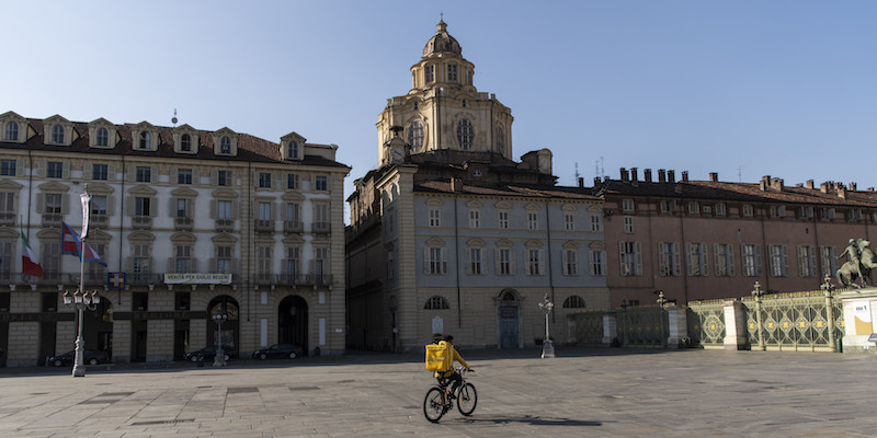 Un fattorino in bicicletta in piazza Castello, a Torino, il 19 marzo 2020 (Marco Alpozzi/LaPresse)