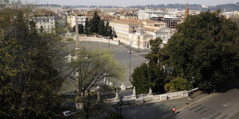 Piazza del Popolo deserta, a Roma, il 22 marzo 2020 (La Presse/AP Photo/Alessandra Tarantino)