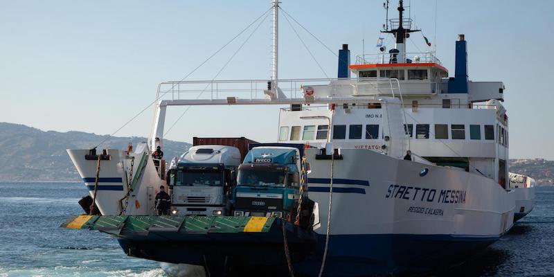 Un traghetto proveniente da Messina in arrivo a Villa San Giovanni, provincia di Reggio Calabria, il 16 marzo 2020 (ANSA / Marco Costantino)