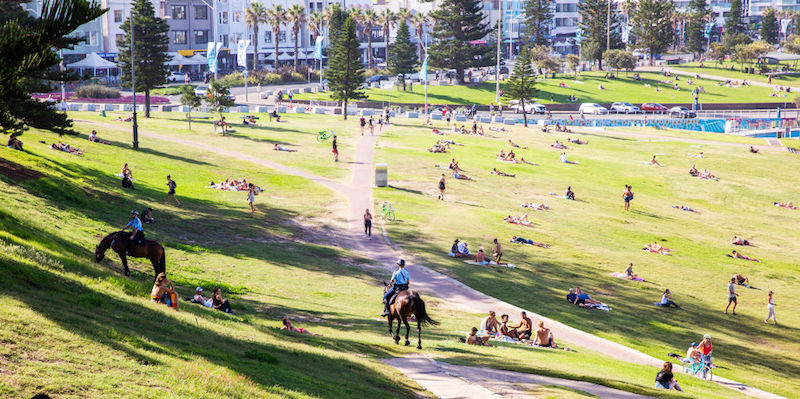 Poliziotti a cavallo controllano il rispetto delle distanza a Bondi Beach, a Sydney, il 22 marzo 2020 (Jenny Evans/Getty Images)