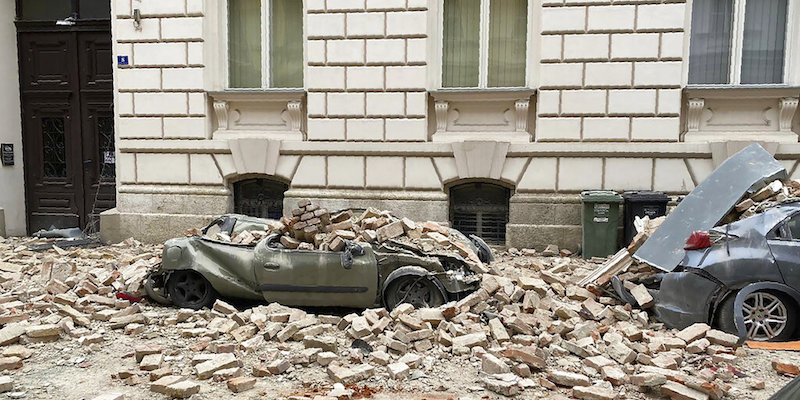 Automobili distrutte dopo il terremoto della mattina del 22 marzo 2020 a Zagabria, in Croazia (La Presse/AP Photo/Filip Horvat)