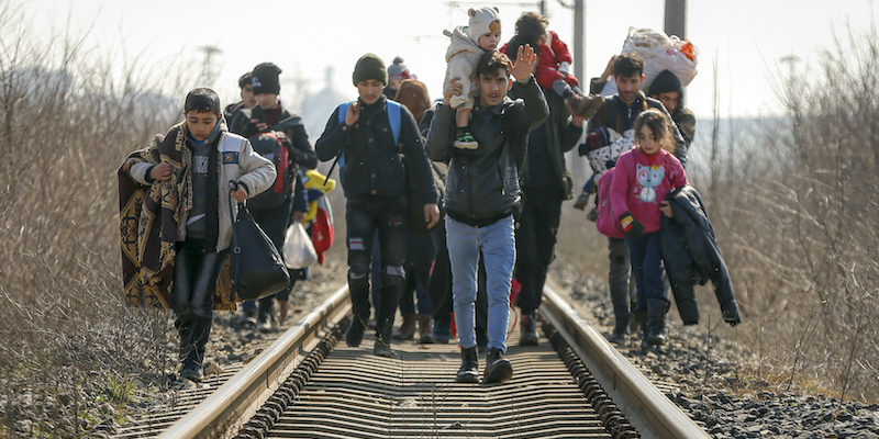 Migranti diretti verso la Grecia lungo i binari ferroviari vicino alla frontiera di Pazarakule, in Turchia, il 1 marzo 2020 (La Presse/AP Photo/Emrah Gurel)