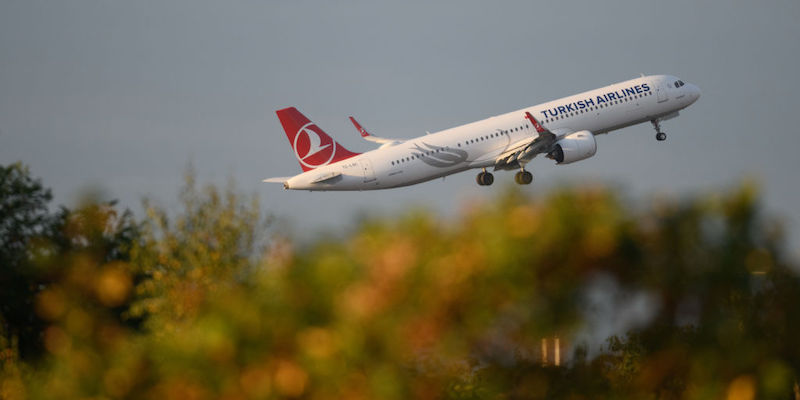 Un aereo di Turkish Airlines in volo (Leon Neal/Getty Images)