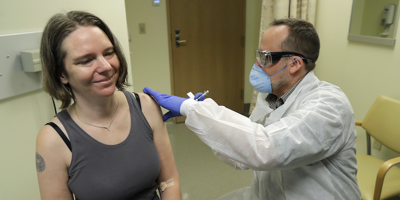 Una volontaria a cui viene somministrata la prima dose del vaccino contro il coronavirus, presso il Kaiser Permanente Washington Health Research Institute di Seattle. (AP Photo/Ted S. Warren)