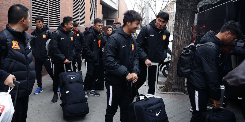 La squadra del Wuhan Zall alla stazione Atocha di Madrid (AP Photo/Manu Fernandez)