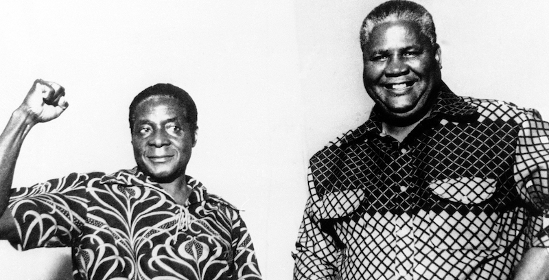 I leader dell'indipendentismo dello Zimbabwe Robert Mugabe, a sinistra, e Joshua Nkomo, a destra, il 7 ottobre 1979. (AP Photo)