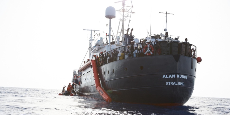 I migranti della Alan Kurdi saranno trasferiti su un'altra nave per la quarantena