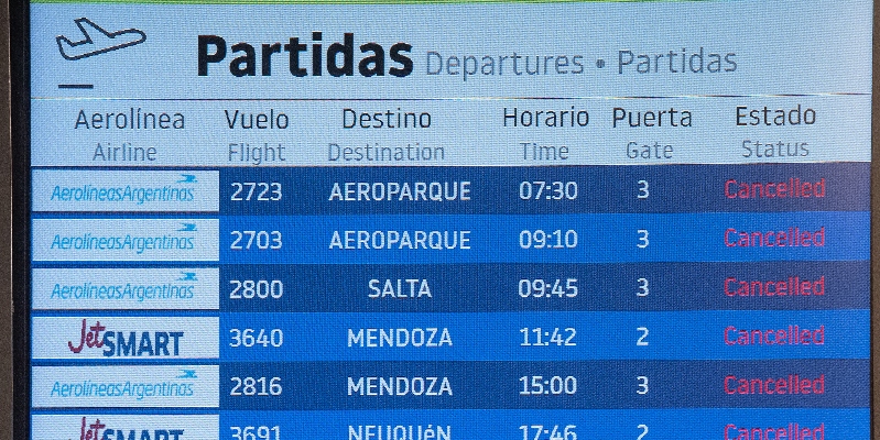 All'Aeroporto Internazionale di Rosario, in Argentina, i voli cancellati su un monitor (Luciano Bisbal/Getty Images)