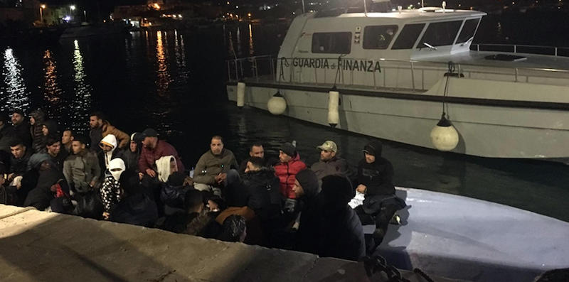 Un gruppo di migranti arrivati nel porto di Lampedusa, 8 aprile 2020 (ANSA)