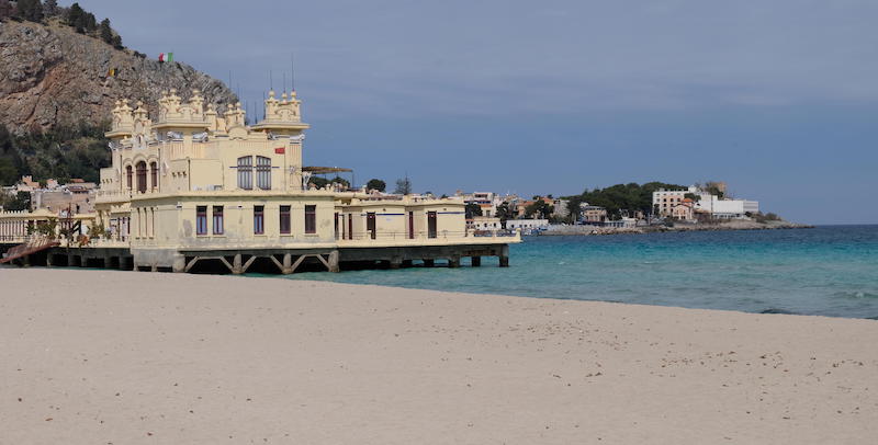 La spiaggia di Mondello vuota per le restrizioni.
(ANSA/RUGGERO FARKAS)