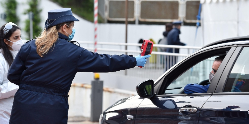 Primo giorno di rientro al lavoro degli operai di Mirafiori, Torino, 27 aprile 2020 (ANSA/ ALESSANDRO DI MARCO)