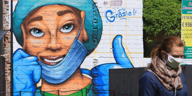 Un murale raffigurante un operatore sanitario dipinto dall'artista Lapo Fatai, in omaggio al personale medico che sta combattendo contro l'epidemia di Covid19, vicino all'Ospedale Auxologico di San Luca a Milano, Italia, 29 aprile 2020 (ANSA / PAOLO SALMOIRAGO)