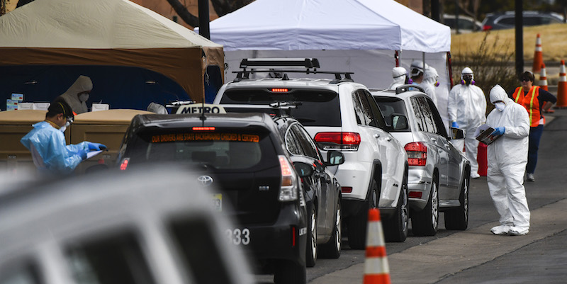 Un centro che effettua i test per il coronavirus agli automobilisti a Denver, negli Stati Uniti. (Michael Ciaglo/Getty Images)