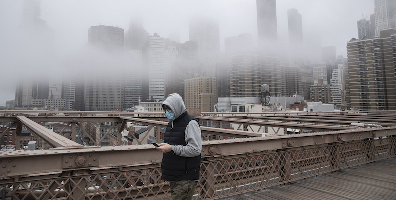 Un uomo sul ponte di Brooklyn. (Victor J. Blue/Getty Images)