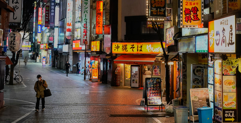 Una strada del quartiere Shinjuku di Tokyo il 7 aprile. (Christopher Jue/Getty Images)