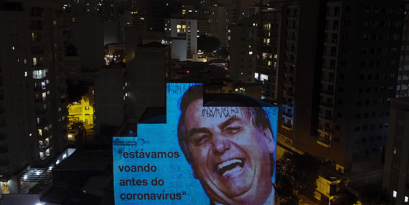 Un'immagine polemica nei confronti di Jair Bolsonaro proiettata su un palazzo di San Paolo, il 16 aprile. ( Miguel Schincariol/Getty Images)