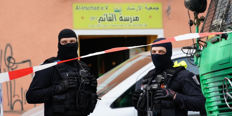 Membri dei corpi speciali tedeschi davanti all'associazione Al-Irschad a Berlino, Germania, il 30 aprile 2020, nel corso delle operazioni contro l'organizzazione Hezbollah (ANSA-EPA/CLEMENS BILAN)