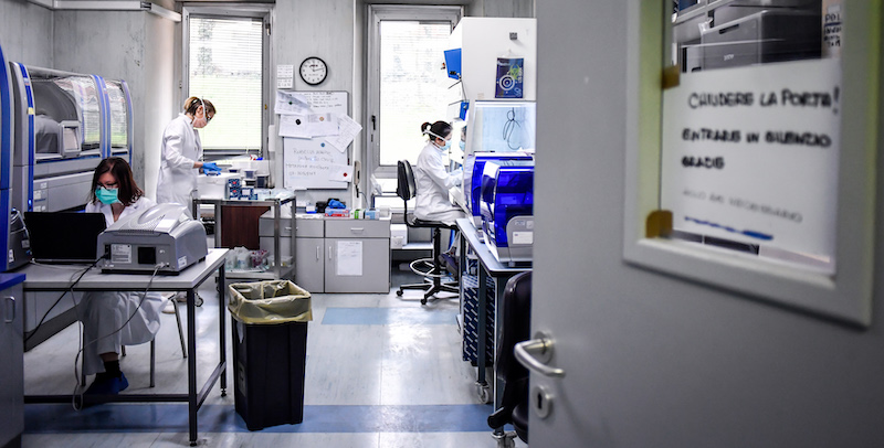 Il laboratorio di microbiologia del Policlinico San Matteo di Pavia, tra i principali ad analizzare i tamponi COVID-19 in Lombardia. (Claudio Furlan/LaPresse) 