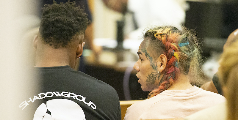 Il rapper Tekashi 6ix9ine è stato scarcerato a causa della diffusione del coronavirus nelle carceri statunitensi