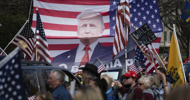 Una manifestazione a St. Paul, in Minnesota, venerdì 17 aprile (EVAN FROST | MPR via AP)