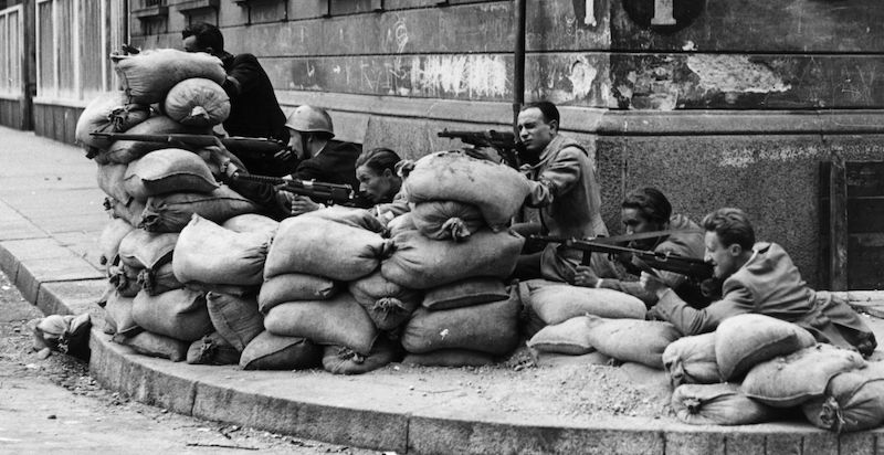 Partigiani durante la liberazione di Milano (Hulton Archive/Getty Images)